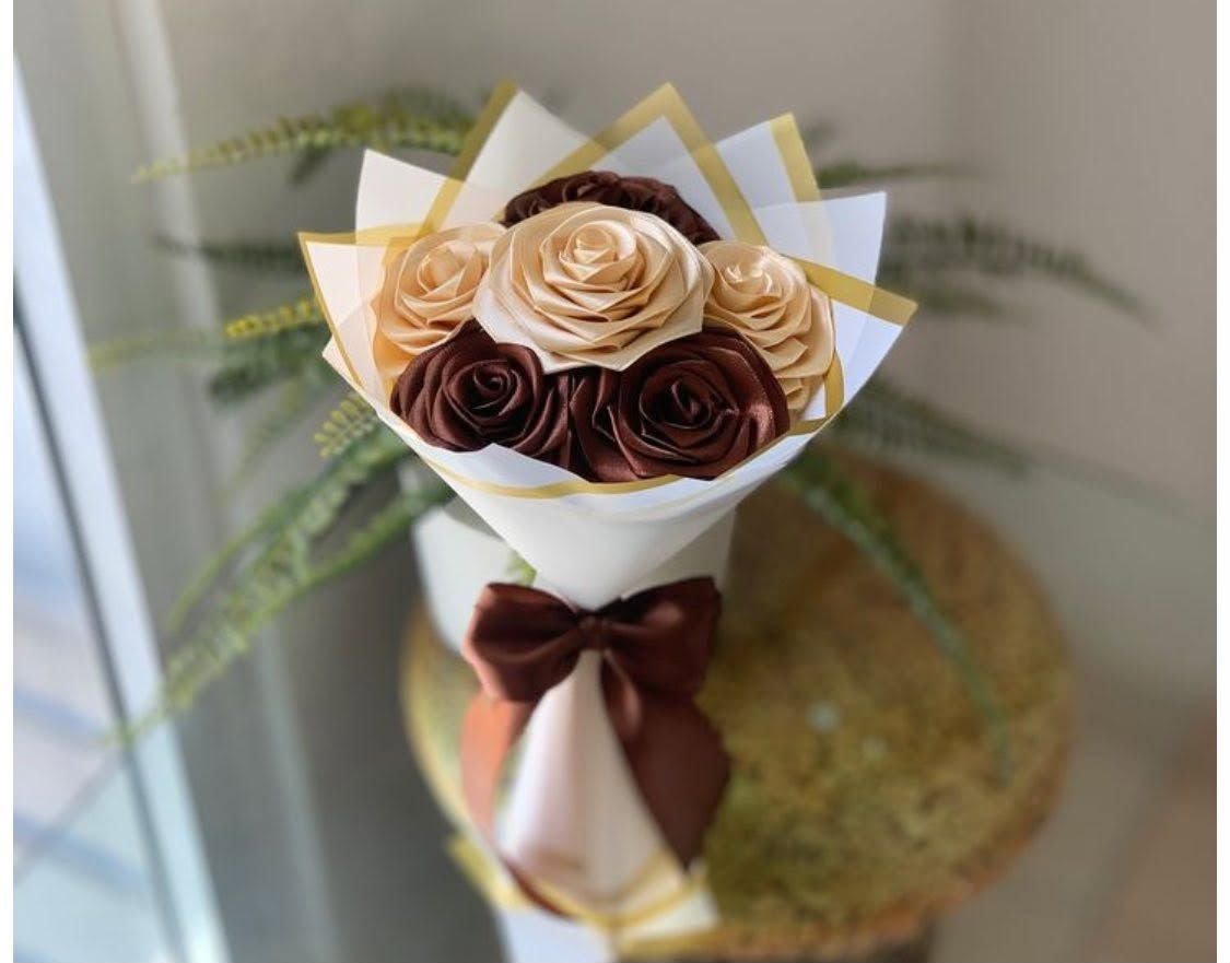 Artificial rose bouquet (ribbon roses) 7 rose